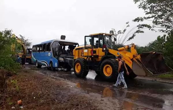 MASIH DIUSUT: Bus Damri yang mengalami kecelakaan di Jalan Mahir Mahar Palangka Raya dinilai layak beroperasi.(DODI/RADAR SAMPIT)