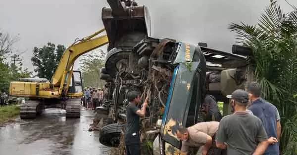 ADA TERSANGKA: Bus Damri yang mengalami kecelakaan di Jalan Mahir Mahar Palangka Raya Rabu (19/5) lalu dinilai sebagai tanggung jawab sopir, Mahmudin Noor.(DODI/RADAR SAMPIT)