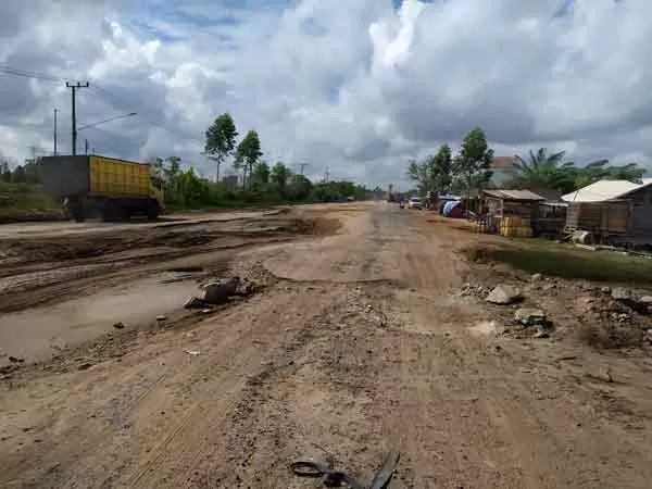 JALAN PROVINSI: Kondisi Jalan Ahmad Shaleh yang menghubungkan Pangkalan Bun - Kotawaringin Lama, Selasa (25/5).(SULISTYO/RADAR PANGKALAN BUN)
