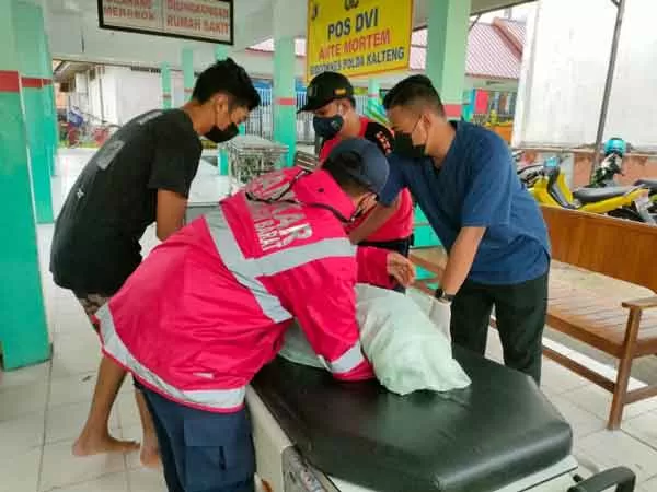 TEMPAT KEJADIAN: Lokasi selokan tempat Adam Ibnu Hamzah (9) ditemukan ayahnya dalam kondisi sudah kaku, Selasa (25/5).(SULISTYO/RADAR SAMPIT)