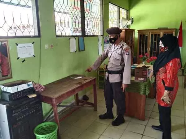 PERIKSA TKP : Petugas kepolisian saat mendatangi menyasar Sekolah Dasar Negeri (SDN) 4 Pahandut di Jalan Kapten Hasanudin, Pahandut yang menjadi sasaran pencurian.(ISTIMEWA)
