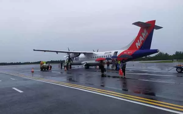 KEMBALI NORMAL: Maskapai Nam Air saat landing di Bandara Iskandar Pangkalan Bun. Jumlah penumpang datang masih normal belum ada peningkatan setelah pelaku perjalanan masuk Kakteng diperbolehkan kembali menggunakan antigen.(RINDUWAN /RADAR PANGKALAN BUN )