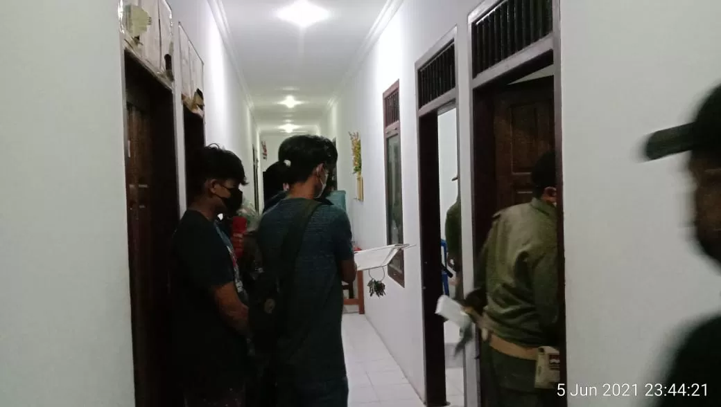RAZIA: Satpol PP dan Damkar Lamandau saat merazia hotal dan losmen di Kota Nanga Bulik, Sabtu (5/6) malam. Petugas kembali menemukan tiga PSK yang sebelumnya telah dipulangkan. (ISTIMEWA/RADAR PANGKALAN BUN)