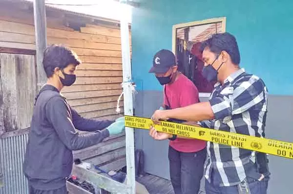 LOKASI KEJADIAN: Aparat memasang garis polisi di kos-kosan yang jadi lokasi kejadian penikaman terhadap ibu hamil di Jalan Pantai Camara Labat, Sabtu (5/6).(IST/RADAR SAMPIT)