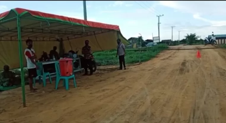 TUTUP SEMENTARA: Dua desa di pesisir Kecamatan Kumai, Kabupaten Kotawaringin Barat (Kobar) melakukan penutupan sementara akses masuk ke dua desa tersebut, Sabtu (5/6). (ISTIMEWA/RADAR PANGKALAN BUN)