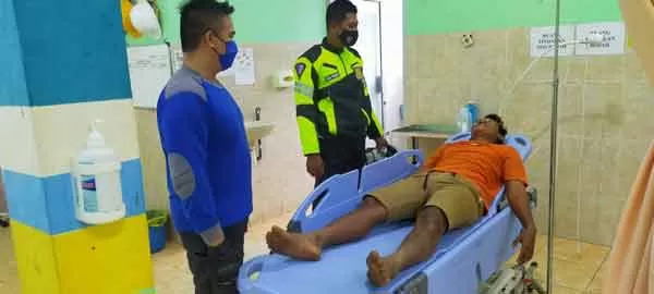NYAWA SELAMAT: Salah satu korban lakalantas tunggal yang dirawat di RSUD Kuala Kurun, Minggu (6/6). Sementara dua rekannya dinyatakan meninggal dunia setelah peristiwa tersebut.(ISTIMEWA/SATLANTAS POLRES GUMAS)