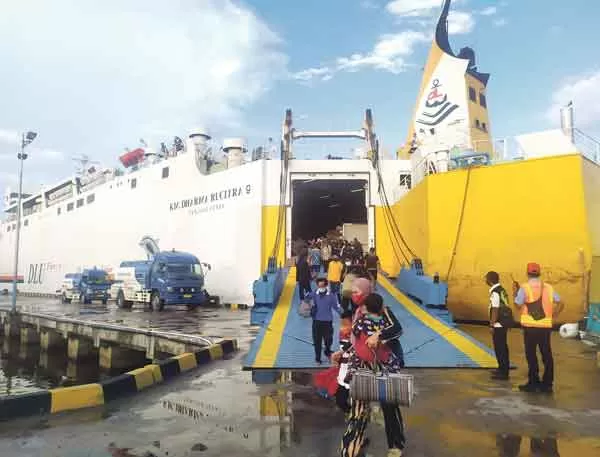 KEDATANGAN PENUMPANG: Penumpang KM Dharma Rucitra 9 turun di Pelabuhan Panglima Utar Kumai, Senin (7/6) sore. Jumlah kedatangan penumpang di Pelabuhan Panglima Utar Kumai berangsur normal setelah pencabutan kewajiban RT-PCR untuk masuk Kalteng.(RINDUWAN /RADAR PANGKALAN BUN )