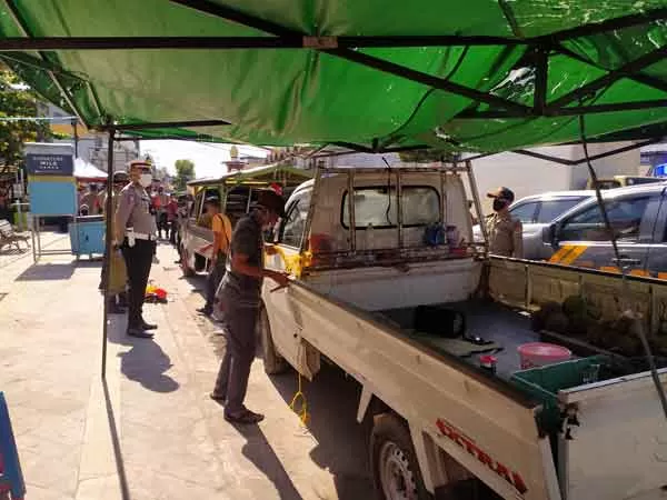 MACETKAN JALAN: Pedagang buah dengan menggunakan mobil kalang kabut membereskan dagangannya saat didatangi petugas dari satpol PP Kobar dan Kepolisian, Selasa (8/6).(SULISTYO/RADAR PANGKALAN BUN)