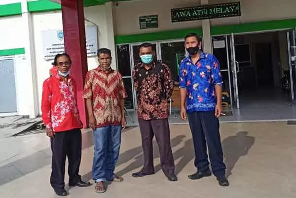 PELAYANAN: Dinsos Kotim saat mengantar warga ODGJ (dua dari kiri) ke RSJ Kalawa Atei Palangka Raya, Maret lalu.(DINSOS KOTIM FOR RADAR SAMPIT)