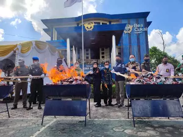 BARANG ILEGAL: Pemusnahan rokok ilegal dengan cara dibakar di halaman Kantor Bea Cukai Sampit, Kamis (10/6).(FAHRY/RADAR SAMPIT)