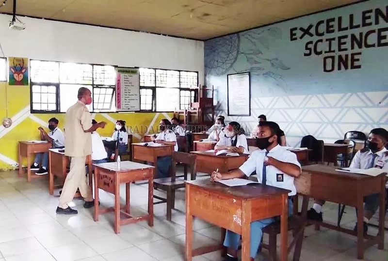 TERTIB: Kegiatan belajar dengan tatap muka di tengah masih berjalan pandemi Covid-19 di salah satu SMA di Kabupaten Gumas, baru-baru ini.