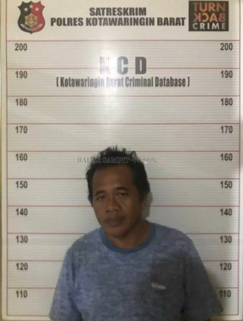 PENGGELAPAN: Tersangka kasus penggelapan Albertus Agung saat di kantor Satreskrim Polres Kobar. (FOTO: SATRESKRIM KOBAR/RADAR PANGKALAN BUN)