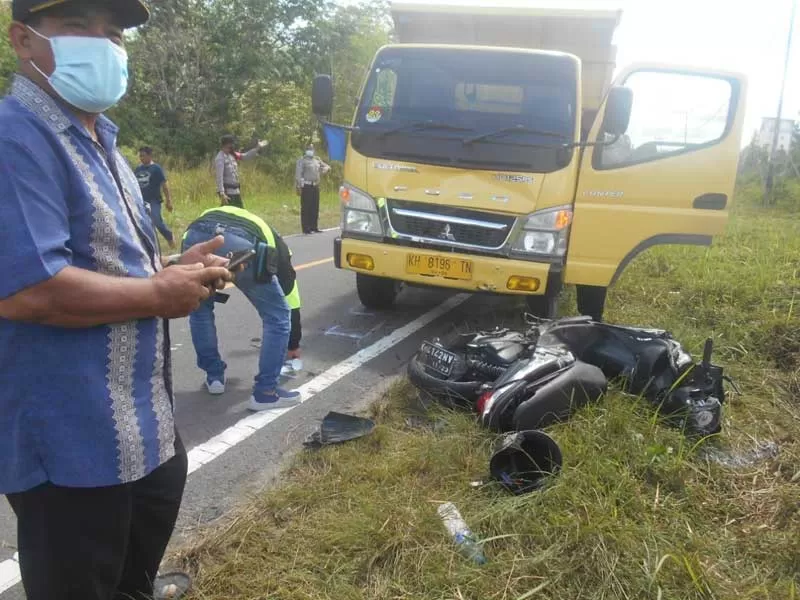 KECELAKAAN: Truk dan sepeda motor yang terlibat kecelaka sebelum dievakuasi dari lokasi kejadian di Jalan Trans Kalimantan, Minggu (20/6) sore. (SATLANTAS POLRES PULPIS For RADAR SAMPIT)