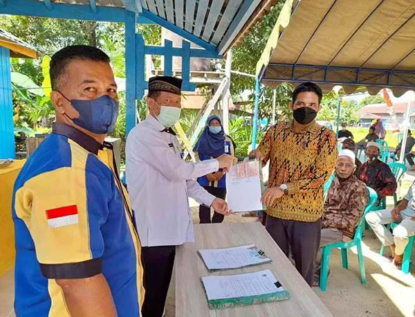 JEMPUT BOLA: Kepala Disdukcapil Kobar Gusti Imansyah saat menyerahkan Adminduk yang di laksanakan di salah satu desa di Kecamatan Kotawaringin Lama. Ini sebagai upaya jemput bola dan mendekatkan pelayanan kepada masyarakat. (GUSTI IMANSYAH /RADAR SAMPIT)