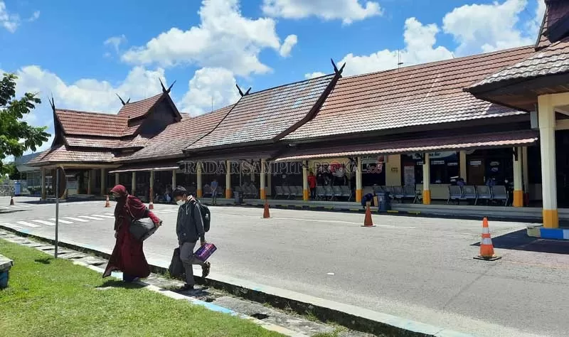 LENGANG: Nampak sejumlah penumpang pesawat baru datang keluar dari Bandara Iskandar Pangkalan Bun.