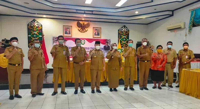 PEJABAT TINGGI PEMKAB: Foto bersama usai Bupati Kotim Halikinnor melakukan sertijab JPT Pratama di Lingkup Pemkab Kotim, bertempat di ruang rapat lantai 2 Setda Kotim, Senin (5/7).