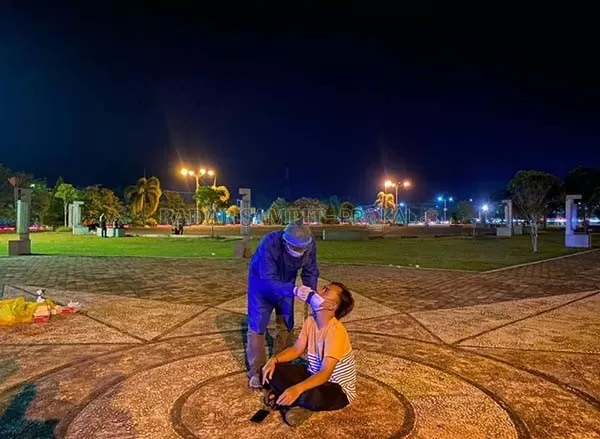 LACAK VIRUS: Seorang warga ketika dirapid test antigen oleh petugas kesehatan, saat diadakan kegiatan non yustisi oleh satgas percepatan penanganan Covid-19, Kamis malam (8/7).