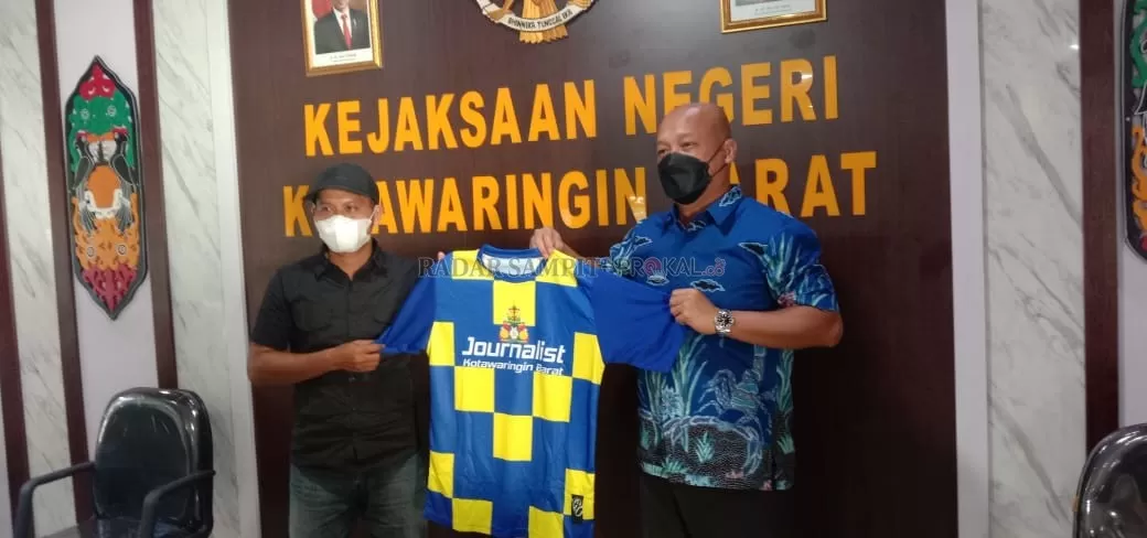 SINERGI: Mendukung kegiatan olahraga yang dijalankan PWI Kotawaringin Barat, Kejari serahkan kostum futsal secara simbolis, Jumat (8/7)