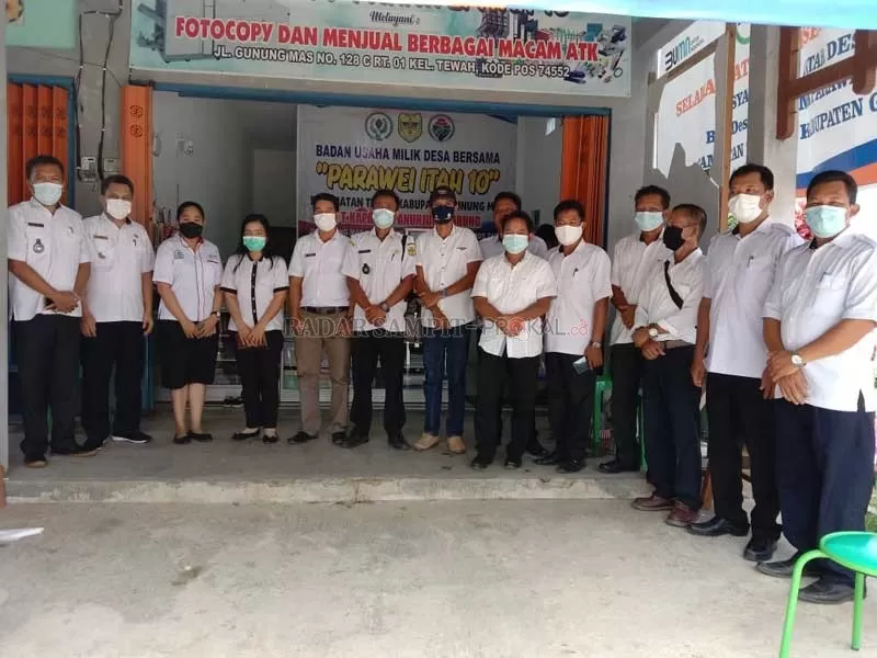 BELAJAR: Belasan kades bersama Camat Rungan Osner Sagala, usai pembalajaran pembentukan Badan Usaha Milik Desa Bersama (BUMDesma), kemarin.