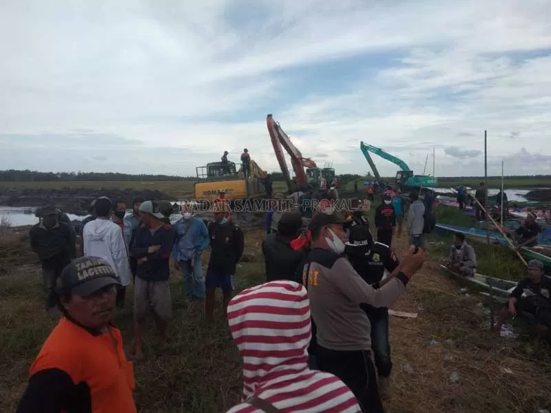 LINGKUNGAN TERANCAM: Warga nelayan dari tiga desa ketika melakukan protes ke pihak perusahaan di tengah pekerjaan membuat saluran limbah ke wilayah pesisir, dan mendapatkan pengawalan pihak kepolisian.