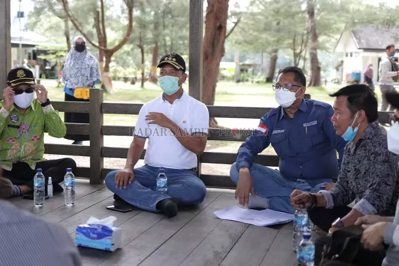 SHRIMP ESTATE: Bupati Sukamara Windu Subagio bersama Kepala Dislutkan Kalteng Darliansjah saat meninjau lokasi program shrimp estate di Desa Sungai Raja, Kecamatan Jelai. (FAUZIANUR/RADAR SAMPIT)