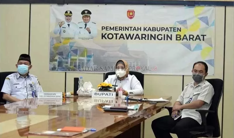 PRESENTASI: Bupati Kobar Hj. Nurhidayah  saat mempresentasikan dua inovasi Pemkab Kobar di hadapan tim panel independen Kompetisi Inovasi Pelayanan Publik (KIPP) Kemenpan-RB beberapa waktu lalu.