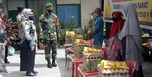 BANSOS: Bupati Kobar Hj Nurhidayah saat memimpin penyerahan Bansos di Kelurahan Mendawai beberapa waktu lalu. (PROKOM KOBAR/RADAR SAMPIT)