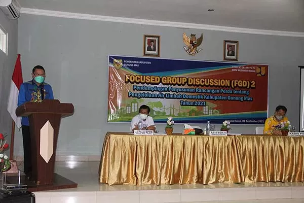 ARAHAN: Asisten II Setda Gumas Richard memberikan arahan pada FGD II pendampingan penyusunan Raperda tentang Pengelolaan Air Limbah Domestik tahun 2021 di Aula Hotel Zepanya, Kamis (2/9). (ARHAM SAID/RADAR SAMPIT)