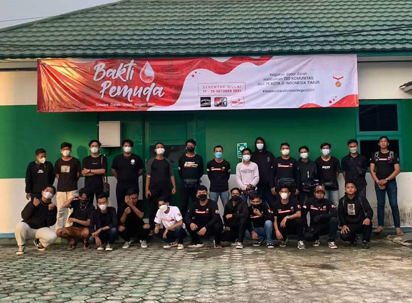 DONOR DARAH: Gabungan komunitas di Muara Teweh saat melaksanakan kegiatan donor darah di Labkesda Muara Teweh, Jumat (22/10).