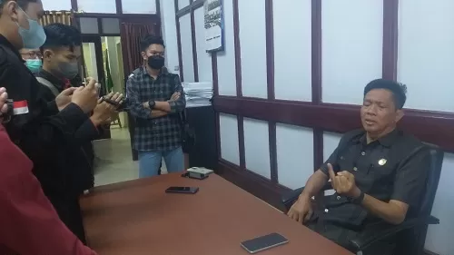 EVALUASI KINERJA: Bambang Yantoko saat menyampaikan tanggapannya agar pimpinan daerah mengevaluasi kinerja para kepala dinasnya. (HENDRI/RADAR SAMPIT)
