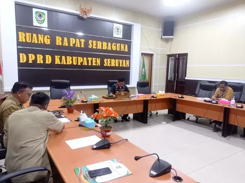 PARIPURNA: Suasana rapat paripurna penyampaian SK Panitia Khusus (Pansus) LKPJ Bupati Seruyan 2021 di ruang rapat serba guna DPRD Seruyan, Selasa (12/4) kemarin. (HENDRI EDITIA/RADAR SAMPIT)