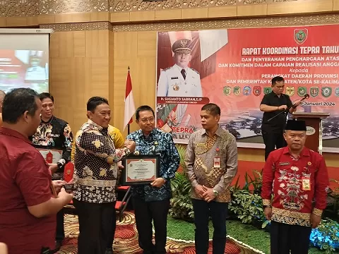 PENGHARGAAN: Pj Bupati Sukamara Kaspinor saat menerima penghargaan dari Wakil Gubernur Kalteng untuk kategori Capaian Realisasi APBD Tahun Anggaran 2023 dan Akselerasi Penyaluran Dana Desa Tahun 2023.