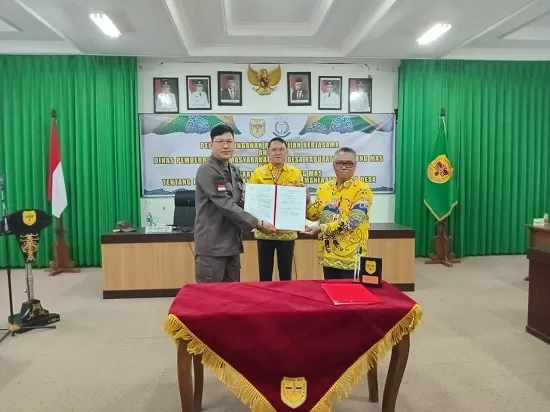 TUNJUKKAN : Kepala DPMD Kabupaten Gumas Yulius dan Kajari Sahroni ketika menunjukkan perjanjian kerjasama yang telah ditandatangani, disaksikan oleh Sekda Gumas Richard, di ruang rapat lantai 1 kantor bupati, Kamis (18/1).