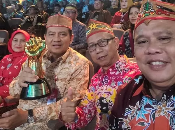 ADWI 2023 : Pj Bupati Kobar Budi Santosa beserta jajaran menghadiri malam Anugerah Desa Wisata Indonesia (ADWI) 2023, baru-baru tadi. (ISTIMEWA/RADAR PANGKALAN BUN)