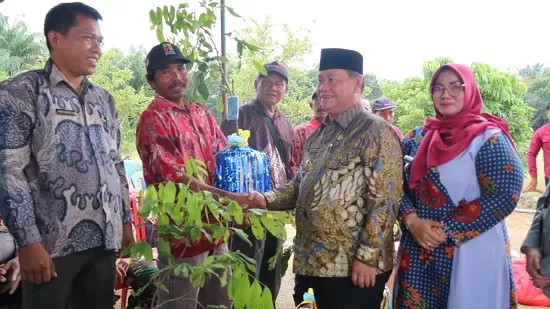 KUNKER: Bupati Kotim Halikinnor didampingi Wakil Bupati Kotim Irawati menyerahkan bibit lengkeng kepada Kelompok Tani Jaya Makmur Desa Buana Mustika.