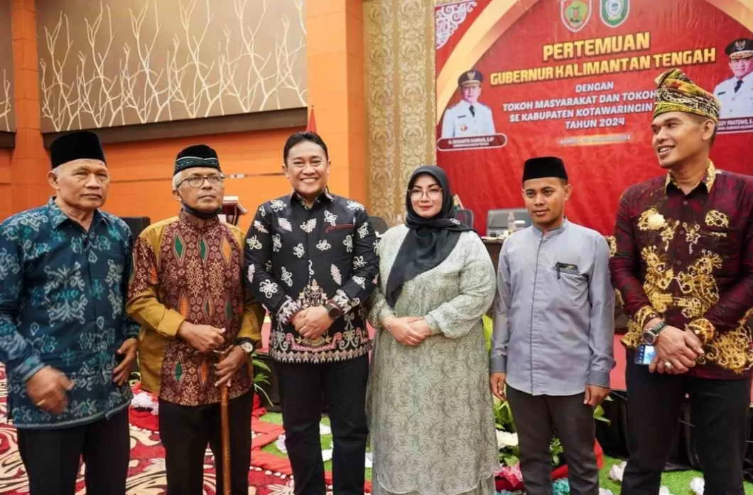 SILATURAHMI: Wakil Bupati Kotawaringin Timur Irawati mendampingi Wakil Gubernur Kalimantan Tengah Edy Pratowo dalam pertemuan bersama tokoh masyarakat dan tokoh agama se-Kotim, Sabtu (20/1) malam.