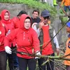 HUT PDIP ke-50, PDIP Sukoharjo Bareng Relawan Bersih-bersih Sungai dan Lakukan Penghijauan