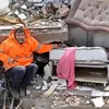 Viral Seorang Ayah Memegangi Tangan Putrinya yang Meninggal Terkena Reruntuhan Bangunan Gempa Turki/Suriah