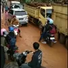 Lagi, Ambulan Terjebak Macet di Jalan Rusak Parah di Tanjung Jabung Timur