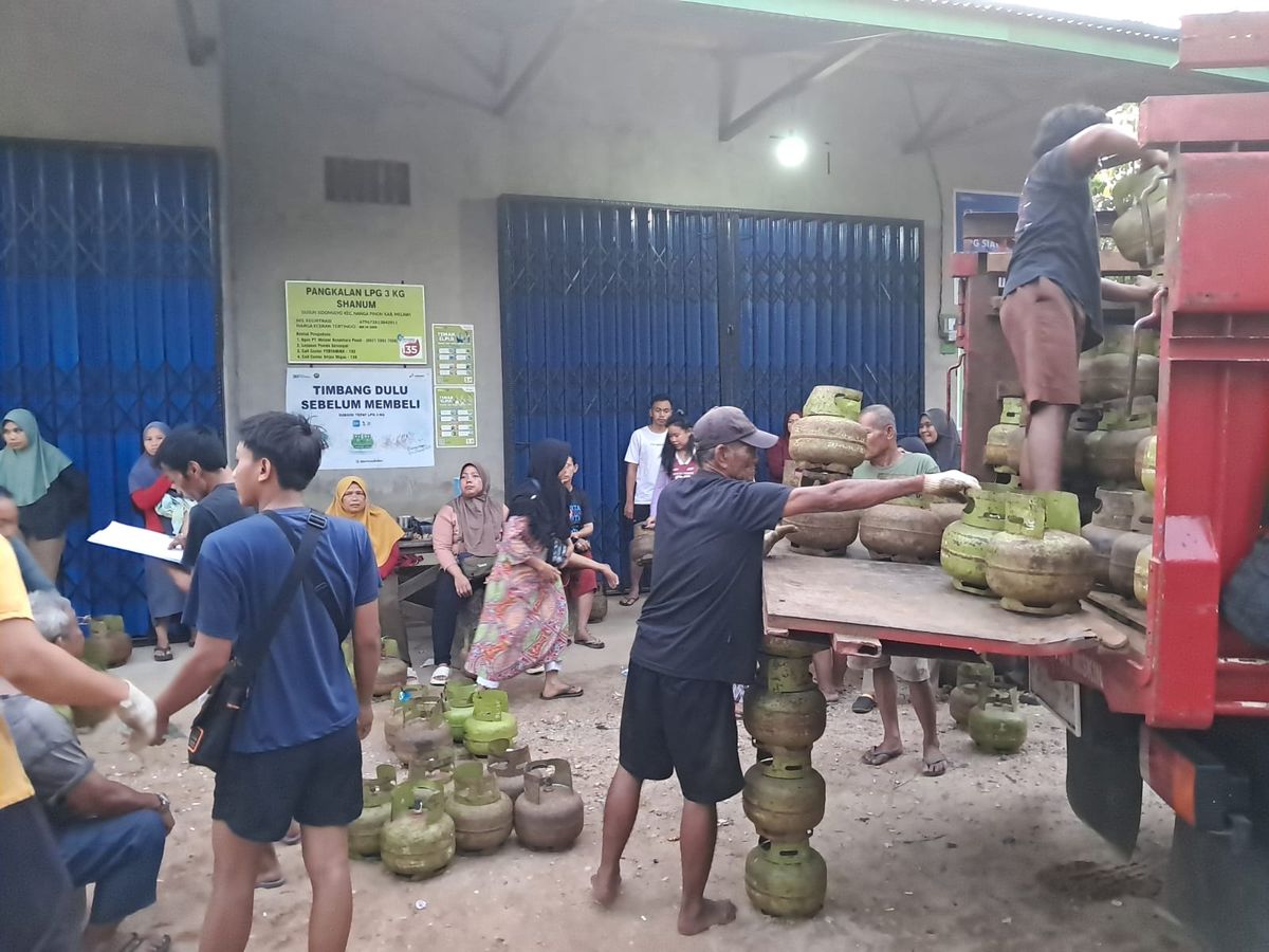 Antusias Warga Antre LPG 3 Kg Sesuai HET di Pangkalan Resmi Melawi