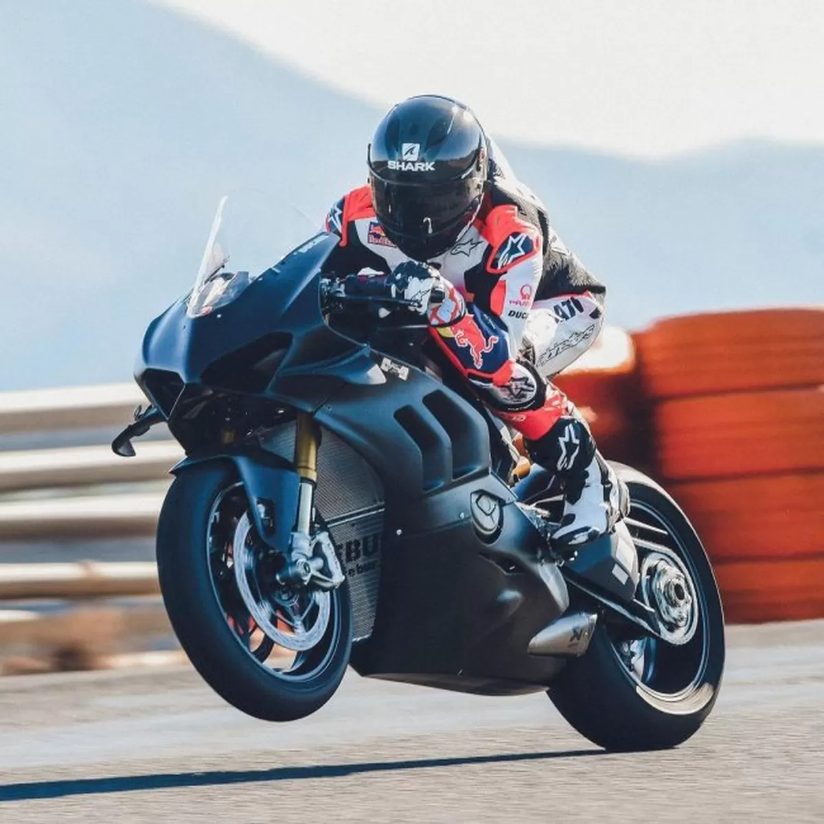 Jorge Martin saat melakukan latihan di Sirkuit Cartagena, Spanyol menggunakan motor superbike Ducati Panigale V4S 1.000, motor yang sama milik Raffi Ahmad, hadiah dari Juragan 99.