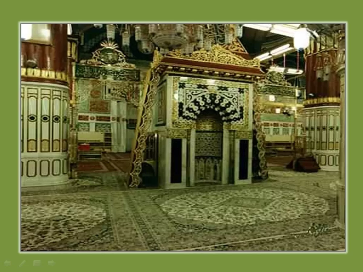 Raudhah terletak di dalam Masjid Nabawi yang ditandai dengan tiang-tiang putih dengan cahaya lampu yang bertebaran. Foto: pkh.or.id