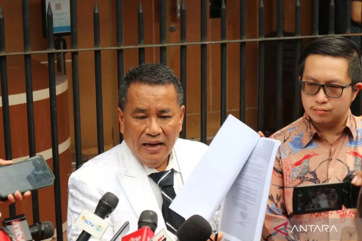 Kuasa hukum Irjen Pol Teddy Minahasa, Hotman Paris Hutapea, berikan keterangan terkait pencatutan nama Teddy Minahasa Jumat (18/11/2022). ANTARA/Fianda Sjofjan Rassat