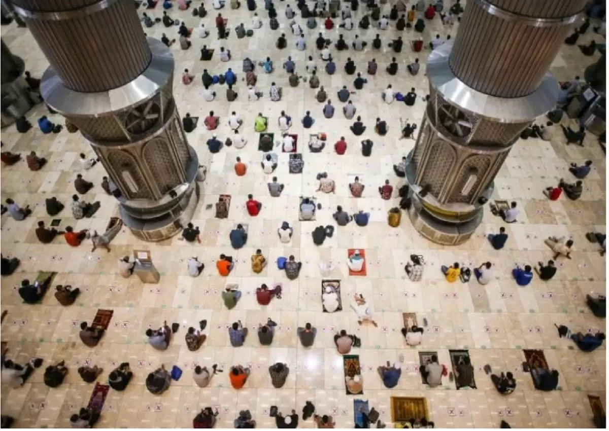 Jamaah melaksanakan ibadah salat Jumat di Masjid Istiqlal, Jakarta.