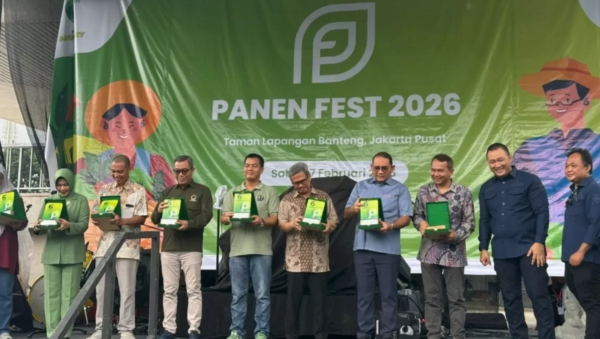 CEO Promedia, Agus Sulistriyono saat menerima penghargaan untuk Promedia Group sebagai Kolaborator Diseminasi Informasi dan Publikasi Ketahanan Pangan di Panen Fest 2026.  ( (Dok. Promedia))