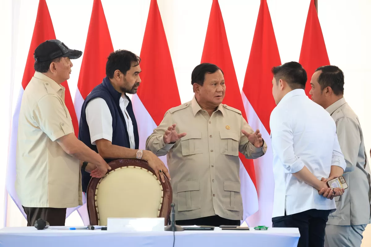 Prabowo Subianto saat meninjau pembangunan hunian sementara (huntara) di Lapangan Sepak Bola Bukit Rata, Kabupaten Aceh Tamiang, Kamis (1/1). (Sekretariat Presiden )