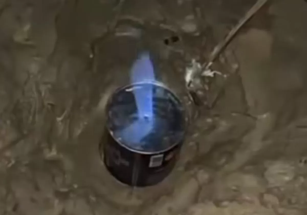 Muncul beberapa titik gelembung gas di Desa Gunong Cut, Nagan Raya, Aceh usai banjir akhir November 2025.  (TikTok/sabrina_djuan)