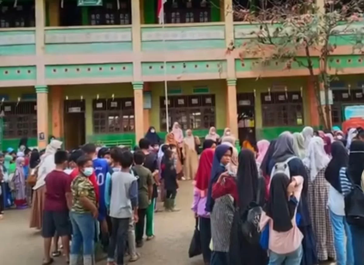Anak-anak di Aceh Tamiang sudah mulai bersekolah.  (TikTok/almehra45)