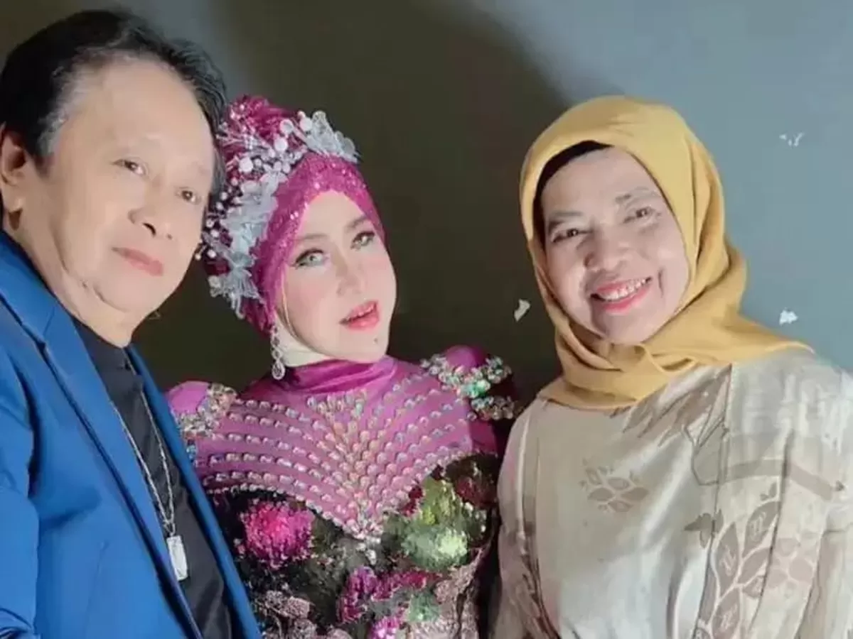 Potret Pedangdut Mansyur S Bersama Rosidah sang Istri dan Elvy Sukaesih. (Istimewa )