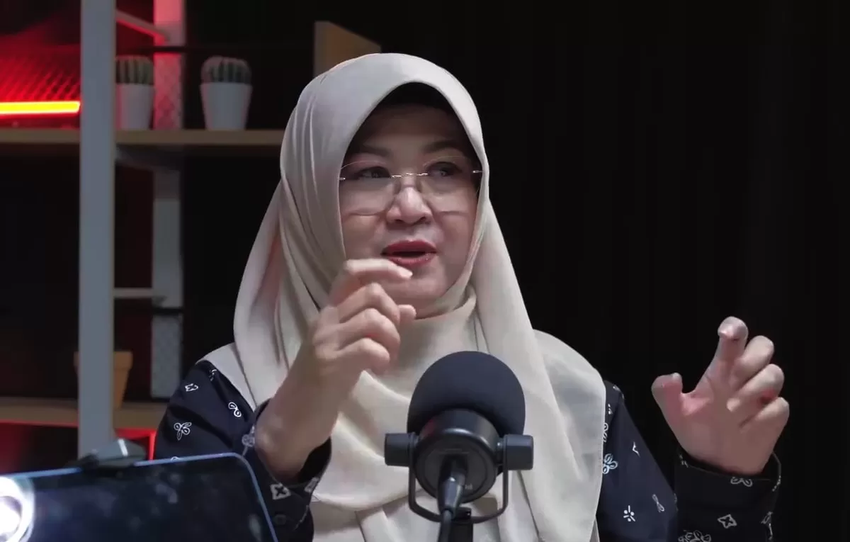 Dokter Tifa sebut ada 6 versi ijazah Jokowi yang diketahui publik.  (YouTube/Bambang Widjojanto)